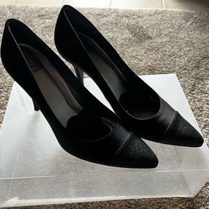 Worn for one event. Excellent condition.